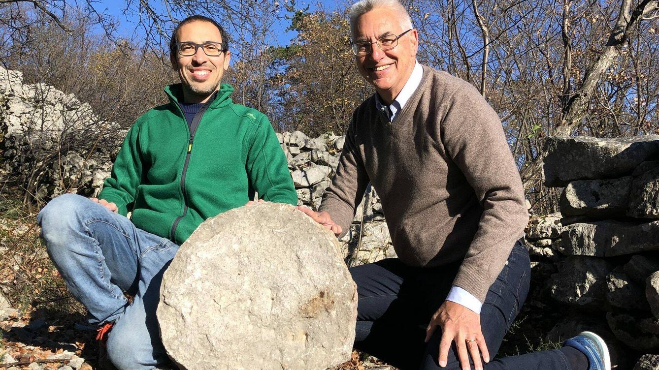 Foto: El arqueólogo Federico Bernardini y el astrónomo Paolo Molaro, en el 'castelliere' de Rupinpiccolo. (INAF)