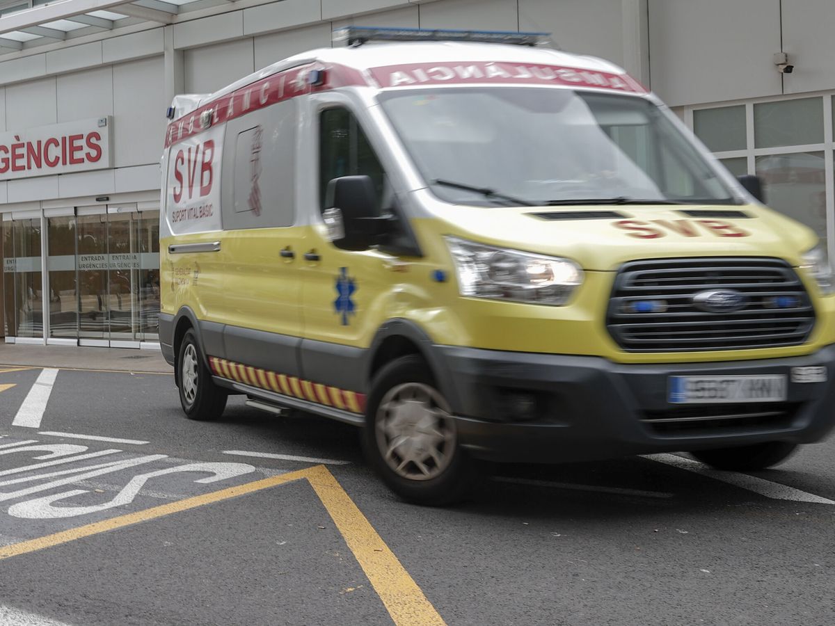 Foto: Una ambulancia en el Hospital Clínico de Valencia. (EFE/Manuel Bruque)