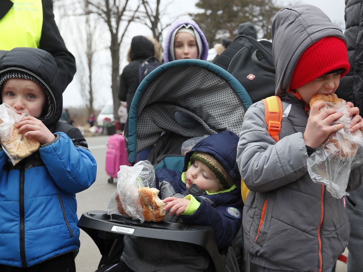 Foto: Niños ucranianos refugiados en Rumanía. (EFE/EPA/Robert Ghement)