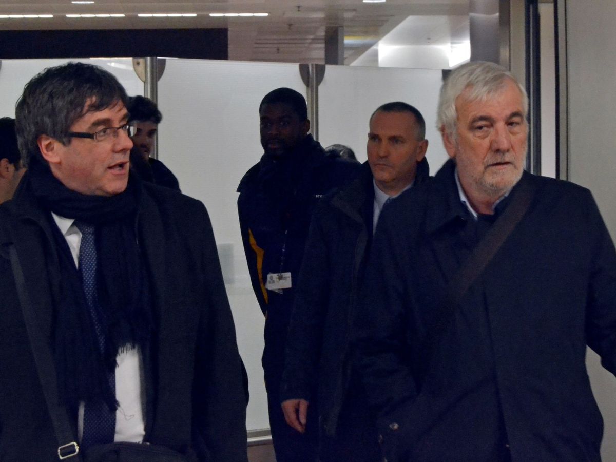 Foto: Carles Puigdemont, junto a su escudero, Josep Maria Matamala. (EFE)