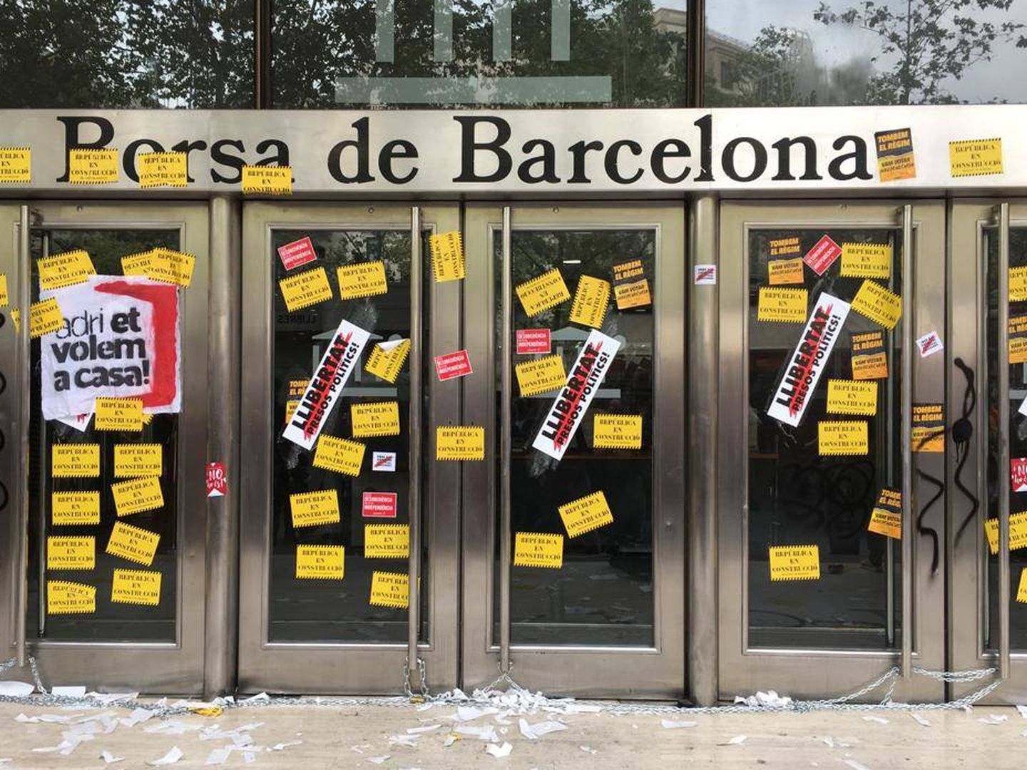 Así quedó de empapelada la entrada a la Bolsa de Barcelona. (FOTO: David Brunat)