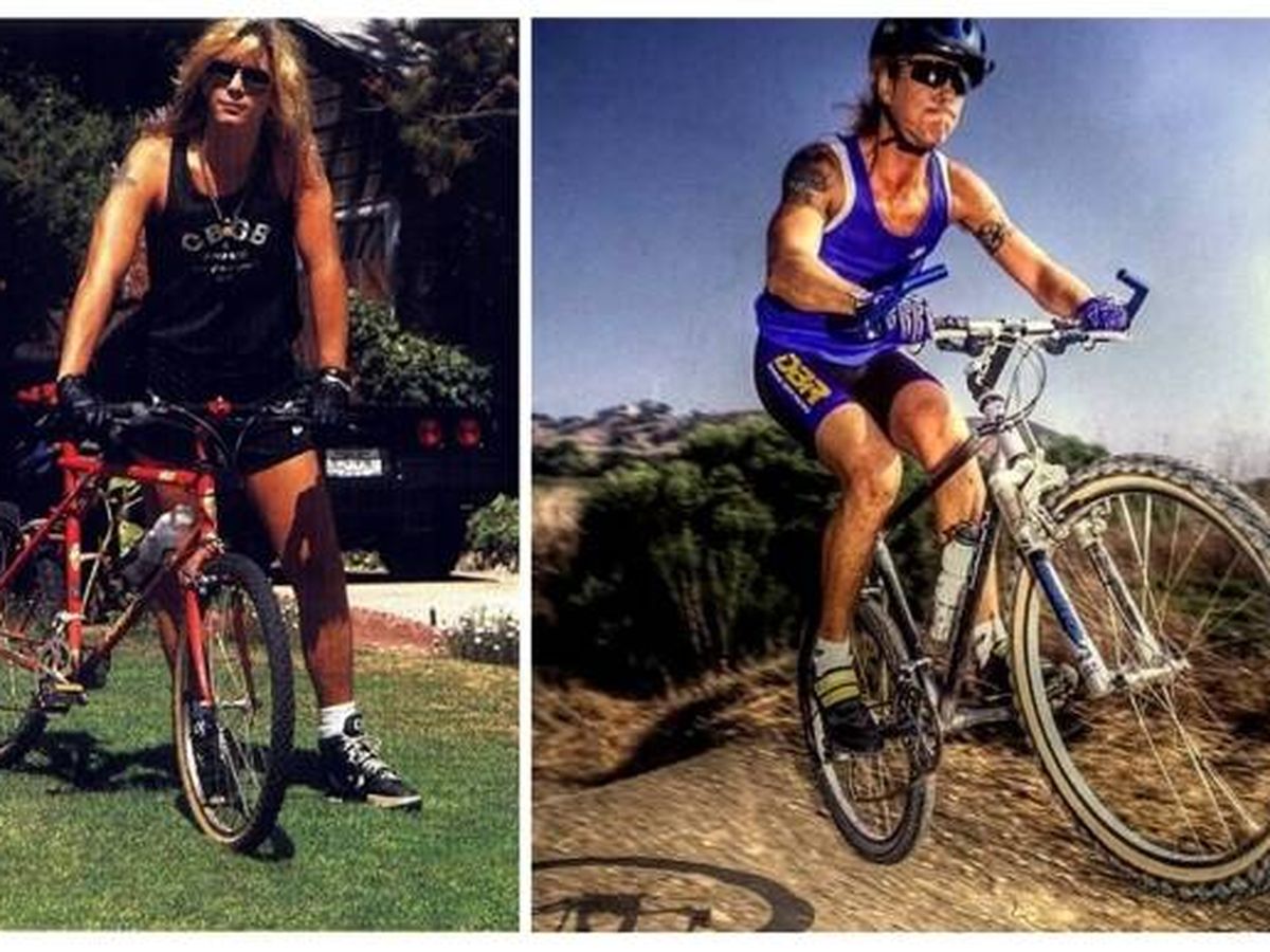 Foto: El bajista Duff McKagan, en bicicleta. (@Twitter)