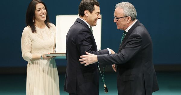 Foto: Juanma Moreno entrega la distinción como Hijo Predilecto de Andalucía al presidente de la multinacional Cosentino, Francisco Martínez Cosentino. (EFE)
