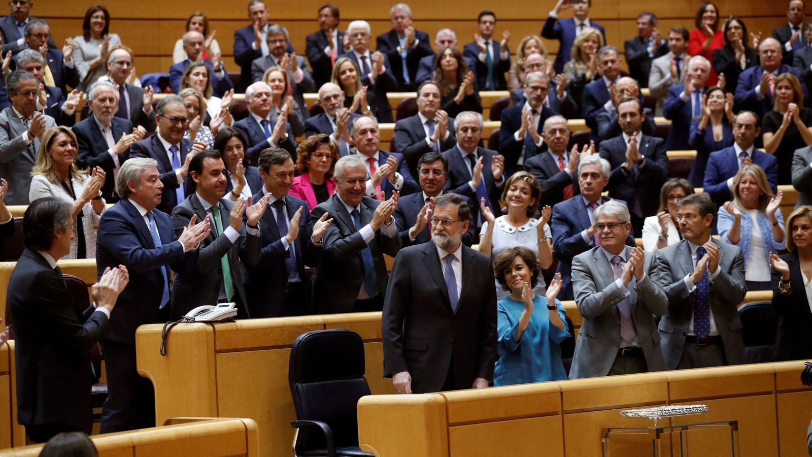 Foto: El presidente del Ejecutivo, Mariano Rajoy (abajo - 2i), es aplaudido por los miembros del grupo parlamentario popular, al término de su intervención. (EFE)
