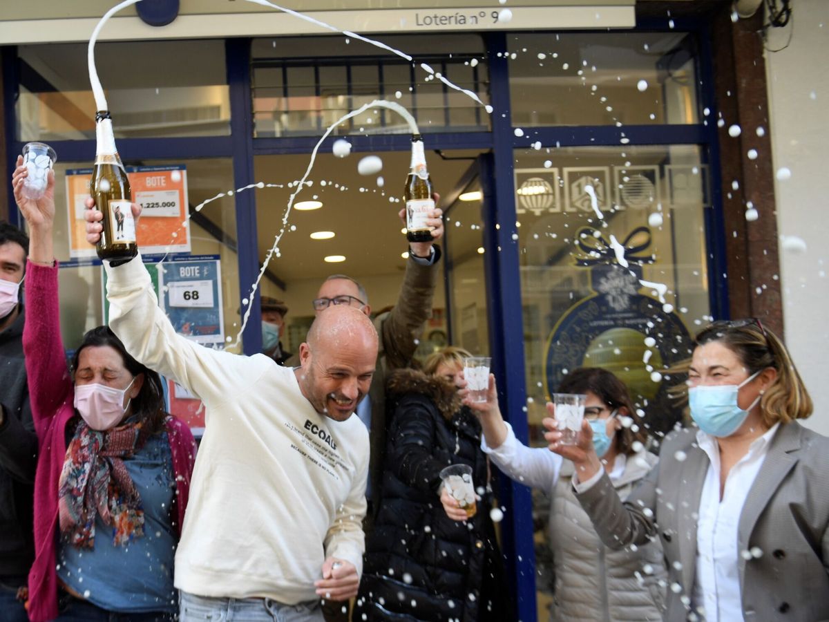 Foto: ¿Cuánto dinero toca si ganas el tercer premio de la lotería de Navidad 2022? (EFE/Eloy Alonso)