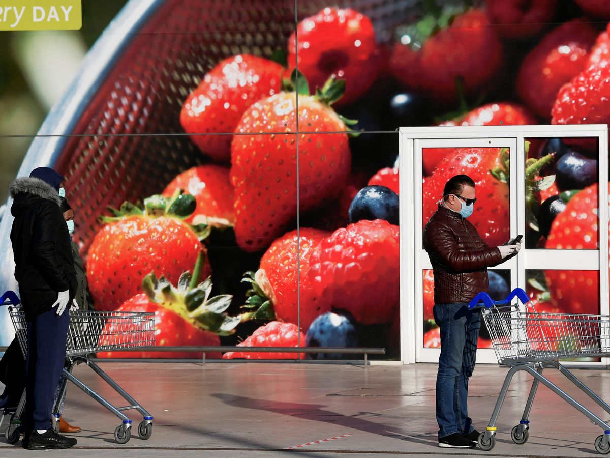 Foto: Gente esperando para entrar al supermercado durante la pandemia. (Reuters)