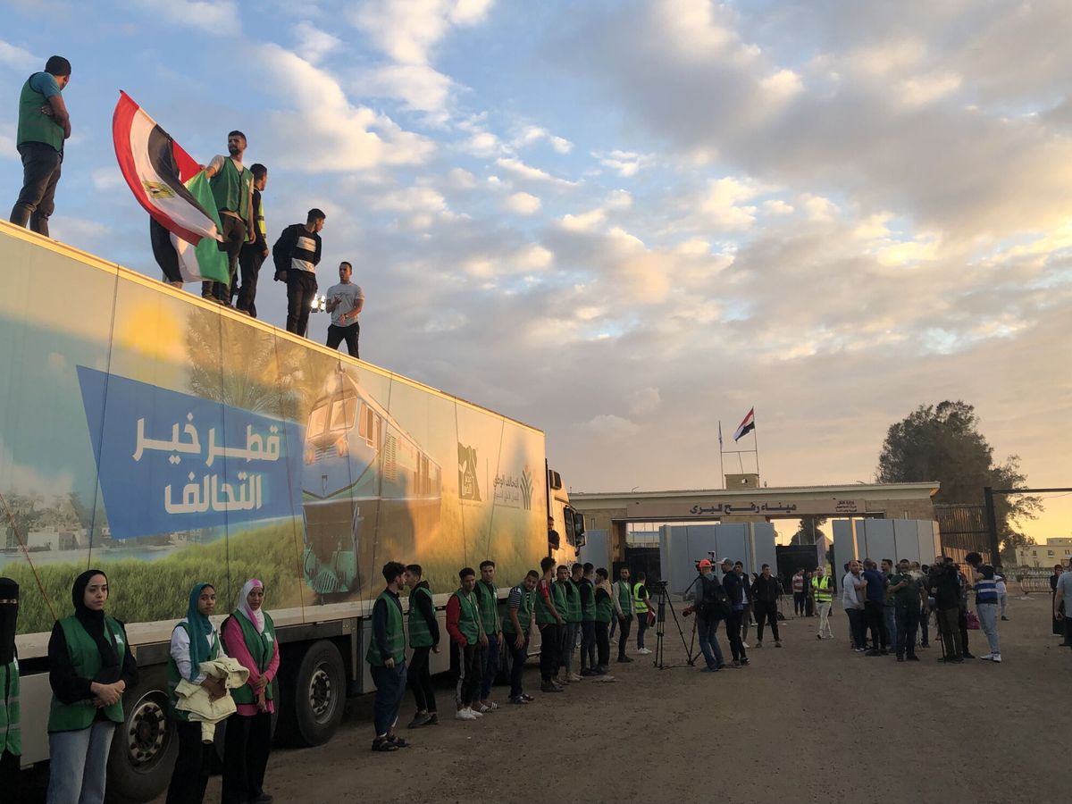 Foto: Un camión perteneciente a un convoy de ayuda humanitaria para la Franja de Gaza, frente a la puerta fronteriza de Rafah. (EFE/STR)