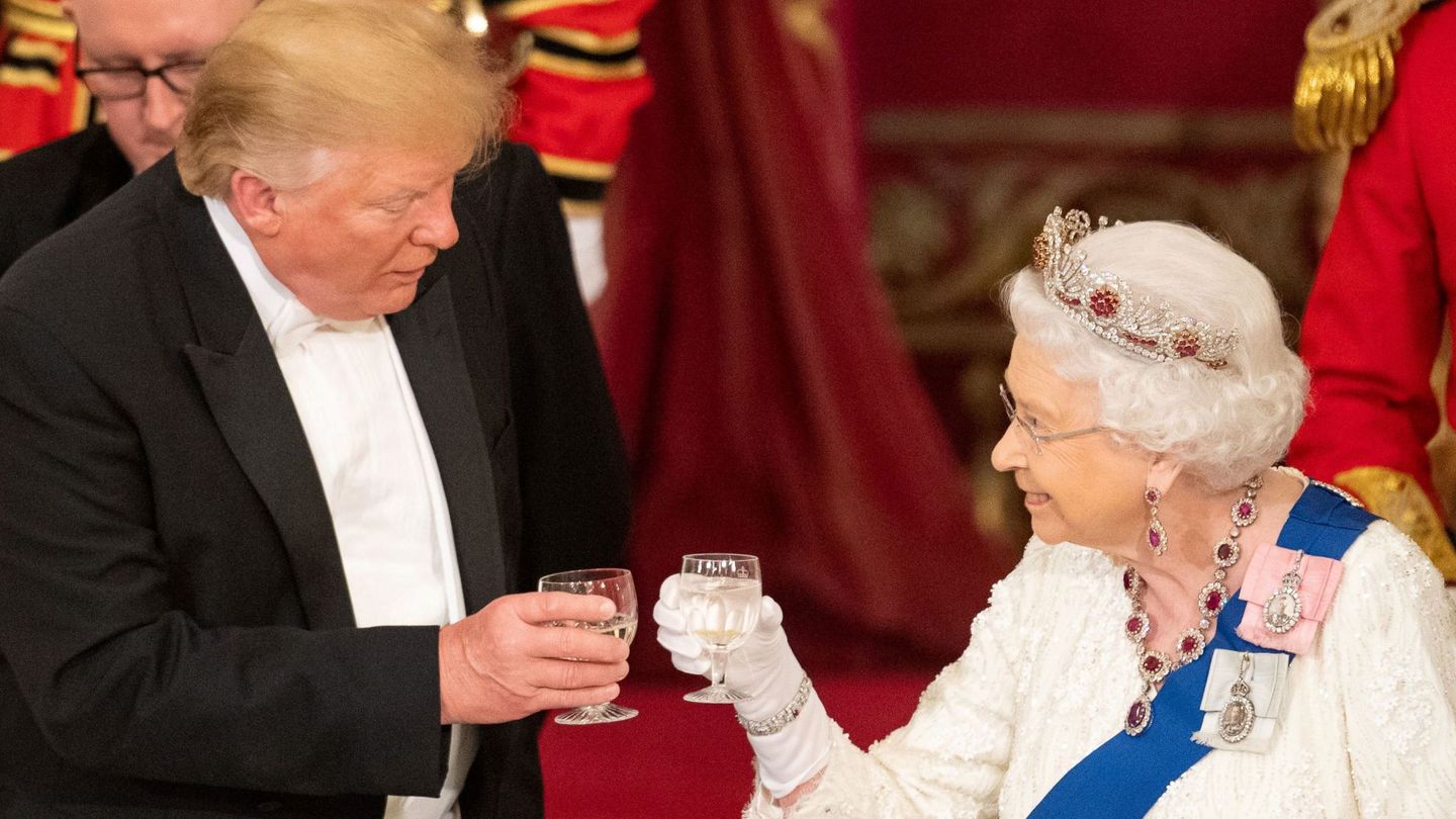 La reina Isabel, con Donald Trump. (Reuters)