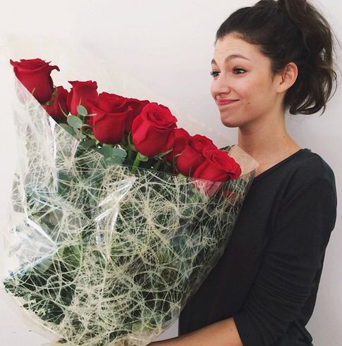 Foto: Úrsula Corberó con su ramo de rosas (Instagram)