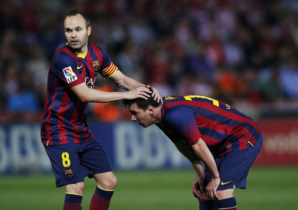 Foto: Iniesta, junto a Messi durante un partido (Reuters)