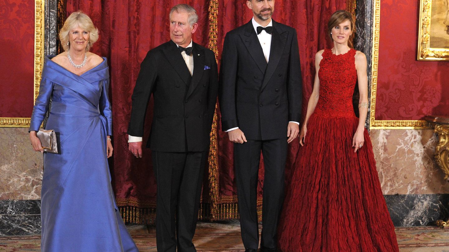 Los Reyes con Camilla y el príncipe de Gales. (Gtres)