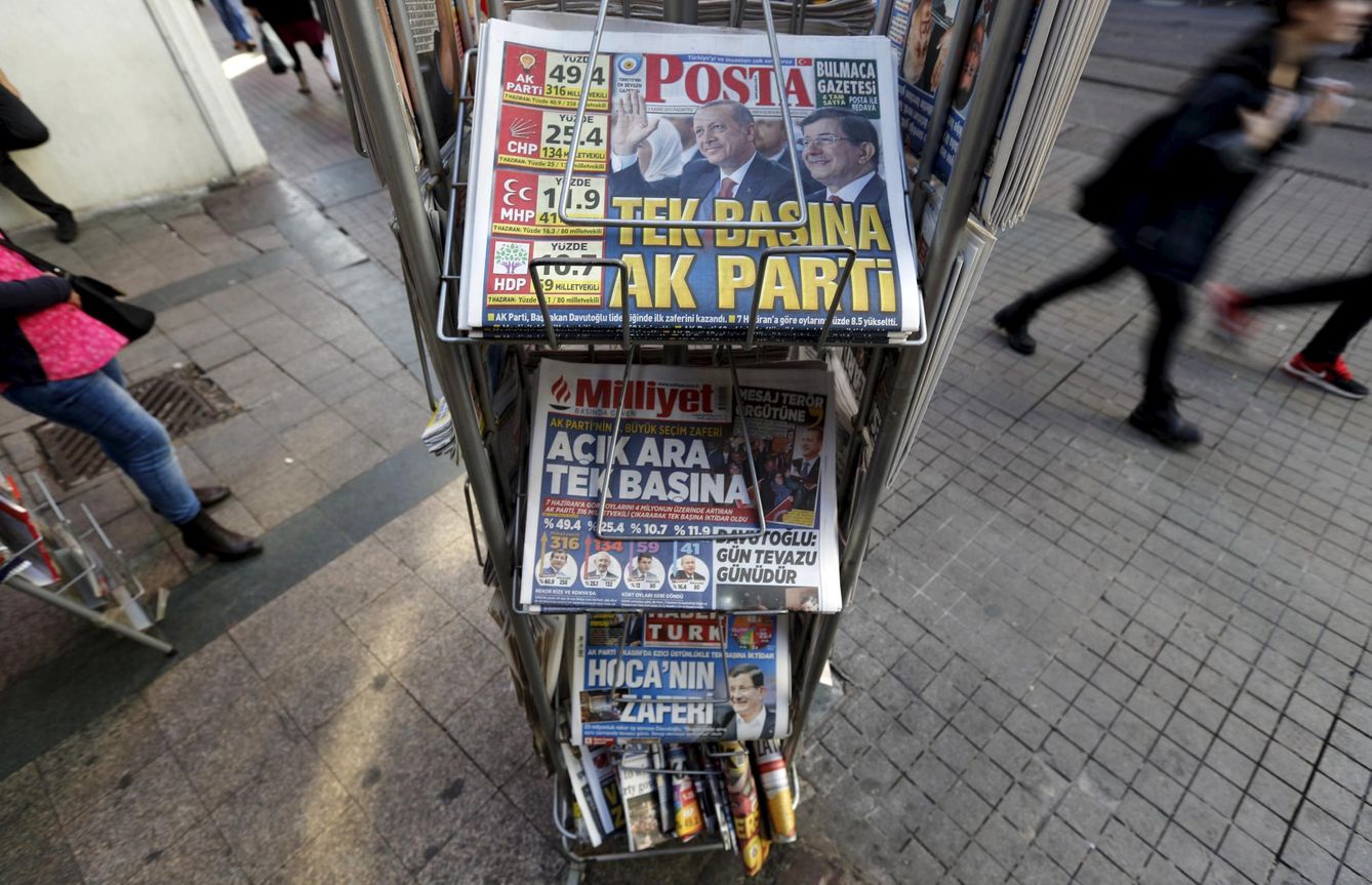 Un kiosco de Estambul exhibe ejemplares de varios periódicos turcos (Reuters)