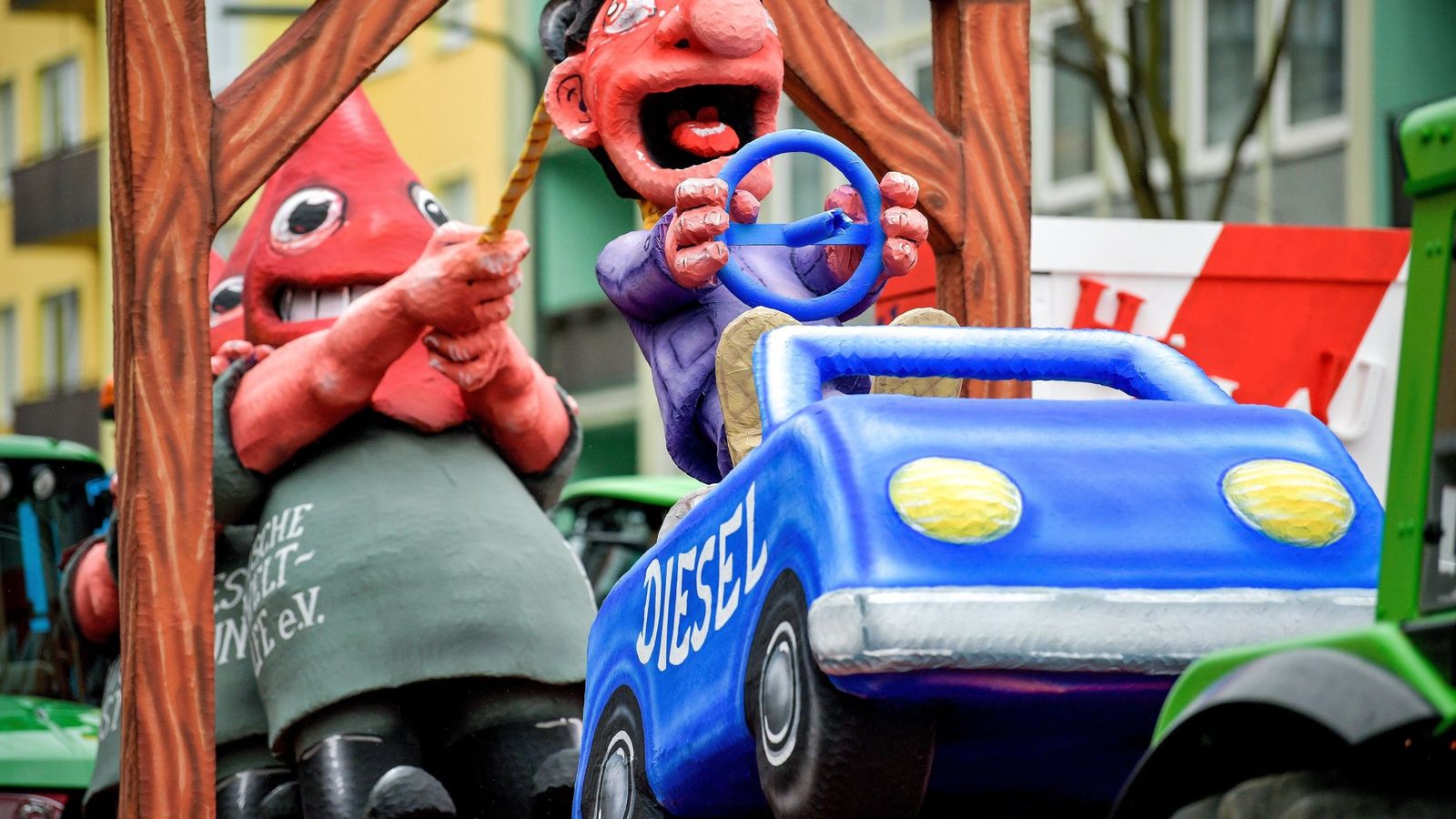 Foto: Carroza de un coche diésel en el desfile anual del "Lunes de la rosa" en Düsseldorf, Alemania. (EFE)