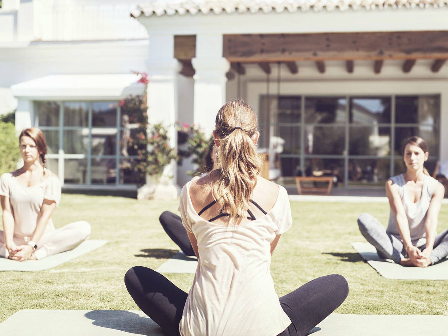 Un plan de pilates o yoga en medio de la naturaleza. (Cortesía Marbella Club)