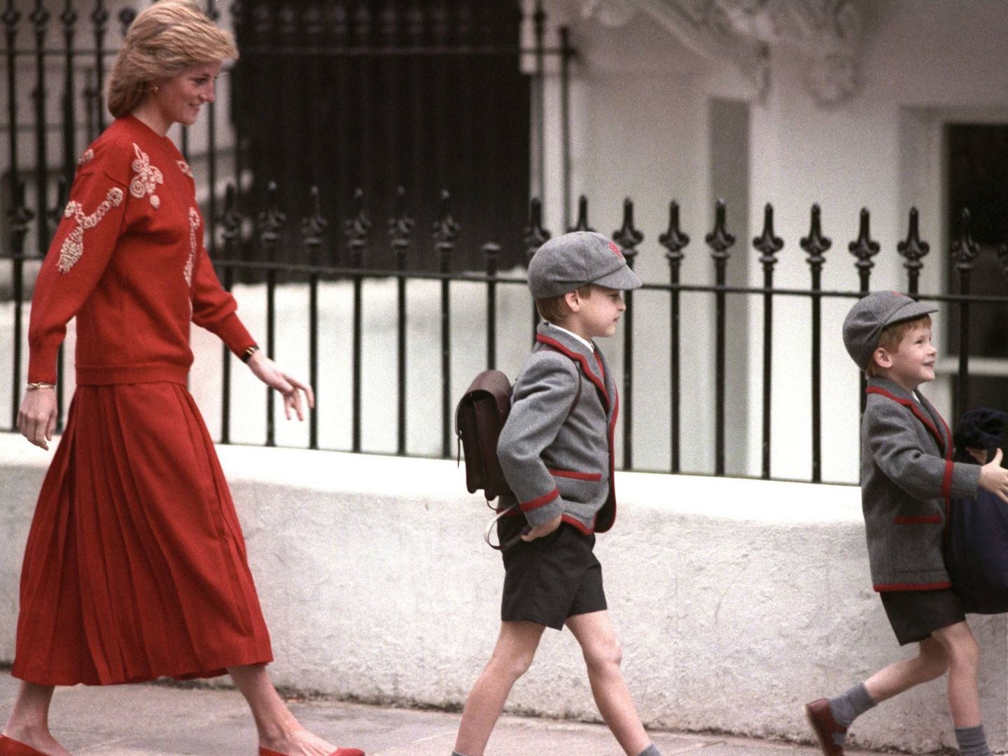 La princesa Diana con sus hijos Guillermo y Harry, en 1989. (Cordon Press)