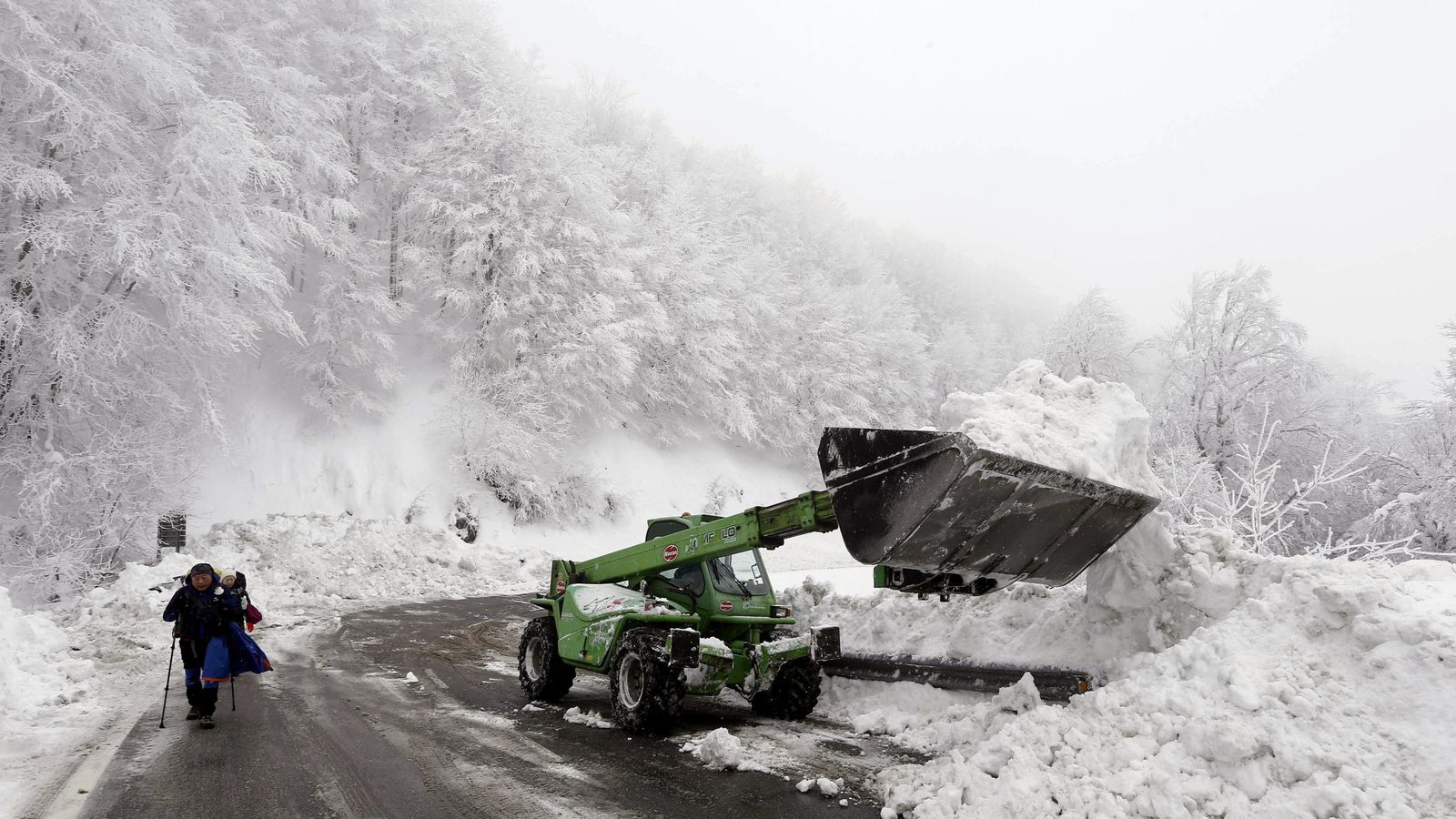 Foto: Una pala saca nieve de la carretera en el alto de Ibañeta, en Navarra, este viernes. (EFE)