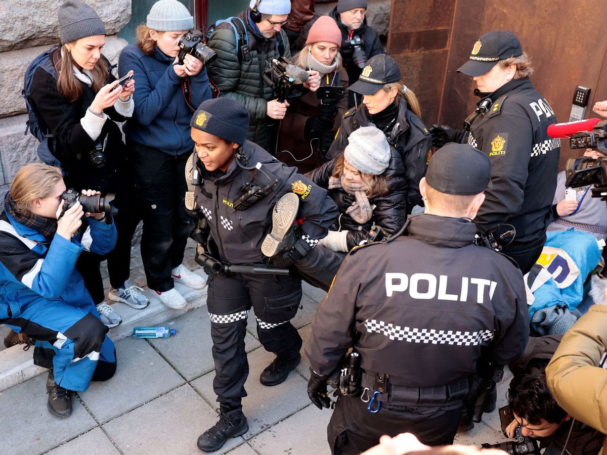 Foto: Greta Thunberg, desalojada por la policía en Noruega. (Reuters/Alf Simensen)