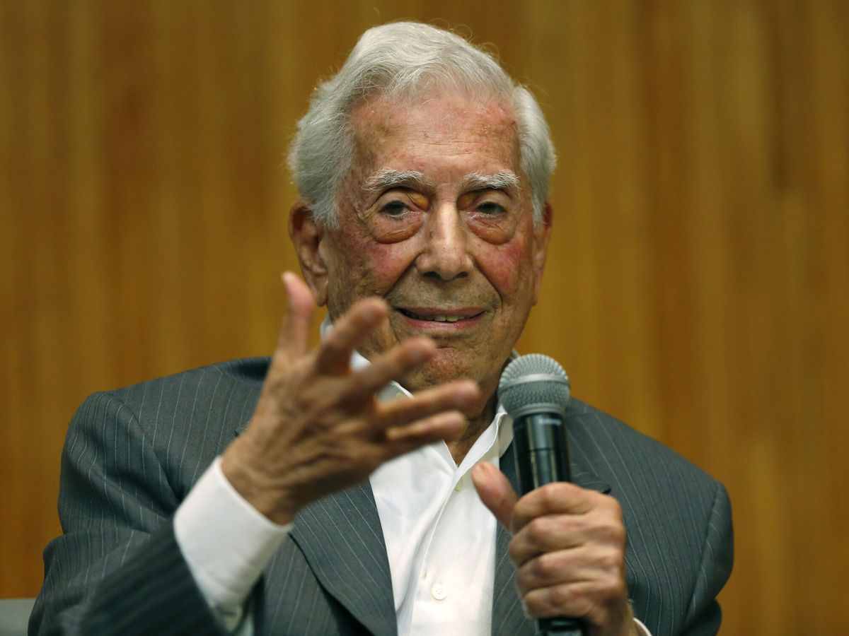 Foto: Mario Vargas Llosa ha acudido a un acto acompañado por su hijo Gonzalo y ha hablado sobre su reconciliación con su exmujer. (EFE/Francisco Guasco)