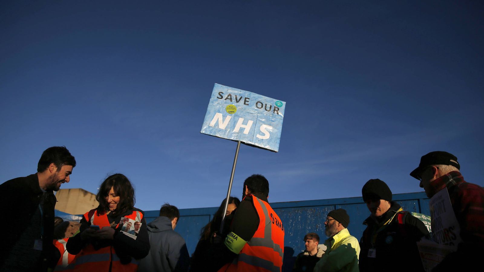 Foto: Doctores jóvenes participan en una huelga en Manchester. (Reuters)