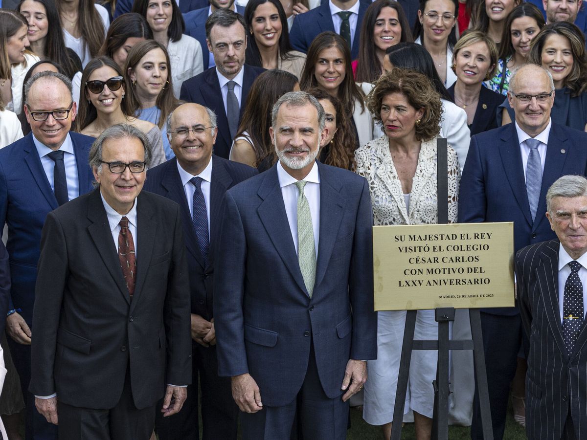 Foto: El rey Felipe VI, junto al ministro de Universidades, Joan Subirats, durante el acto del 75 aniversario del Colegio César Carlos. (EFE/Daniel González)