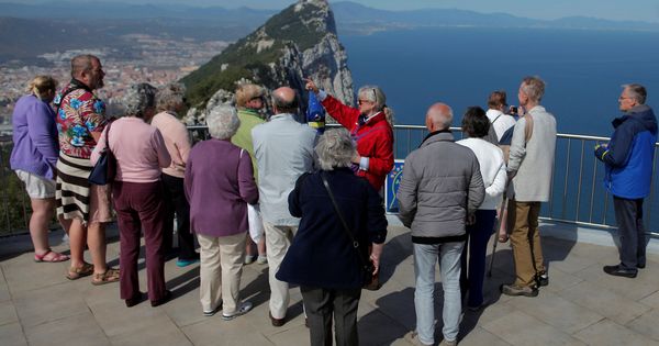 Foto: Turistas británicos durante una visita al Peñón, el 29 de marzo de 2017. (Reuters)
