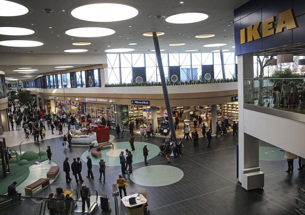 Foto: Vista general de una tienda Ikea integrada dentro de un centro comercial en Luebeck (Alemania) (Efe).