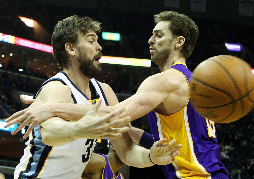 Foto: Marc y Pau, en un momento del partido entre Grizzlies y Lakers.