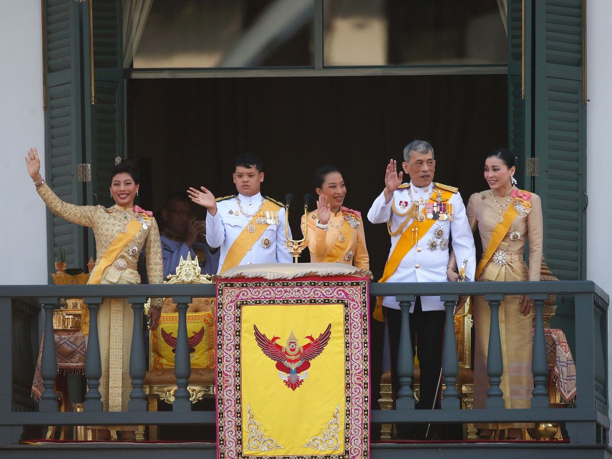 Foto: La princesa Sirivannavari, el príncipe Dipangkorn Rasmijoti, la princesa Bajrakitiyabha, el rey de Tailandia, Rama X y su esposa Suthida. (EFE)