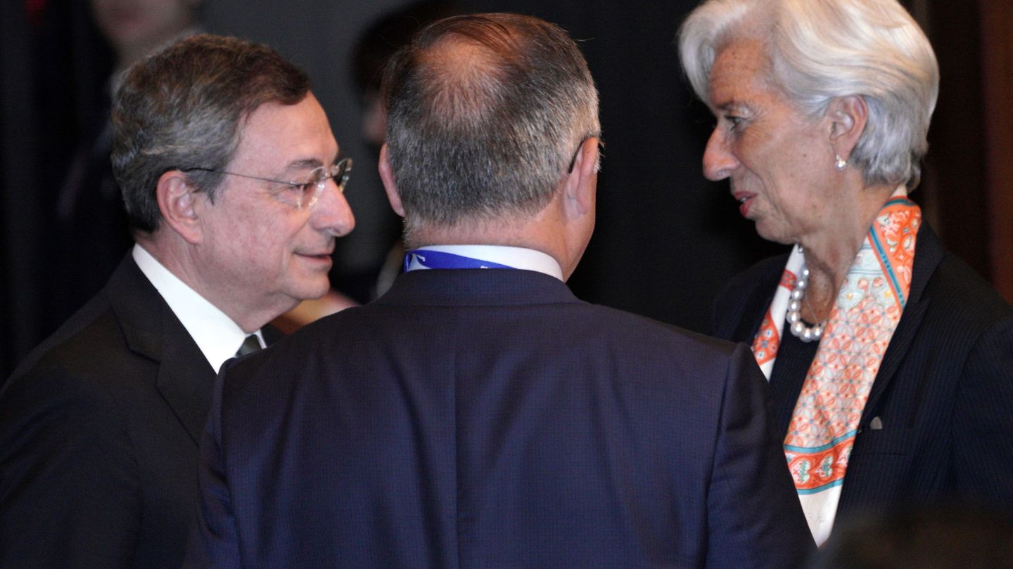 Mario Draghi y Christine Lagarde. (Reuters)
