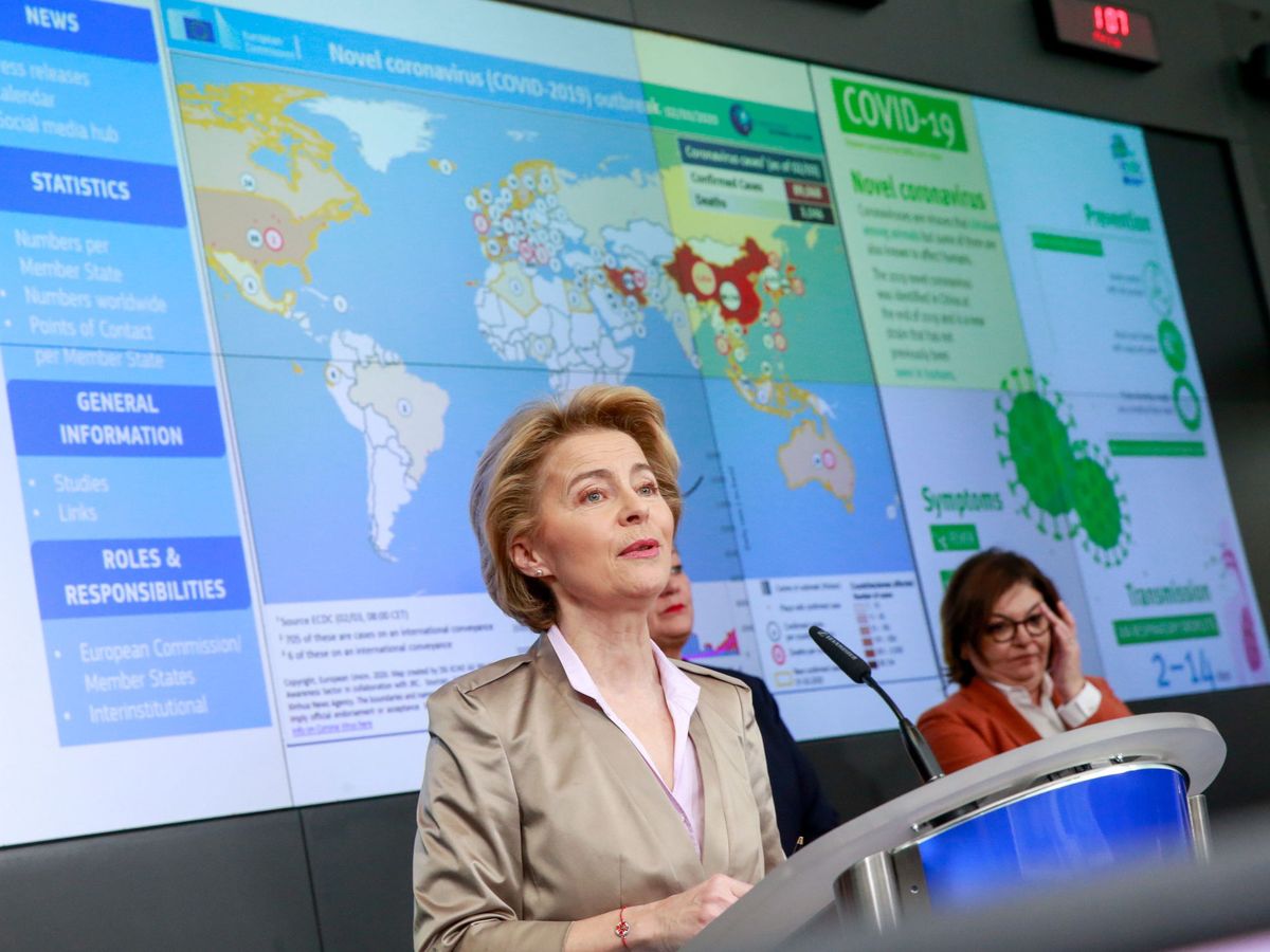 Foto: La presidenta de la Comisión Europea, Ursula von der Leyen, en una sesión informativa sobre el coronavirus. (EFE)
