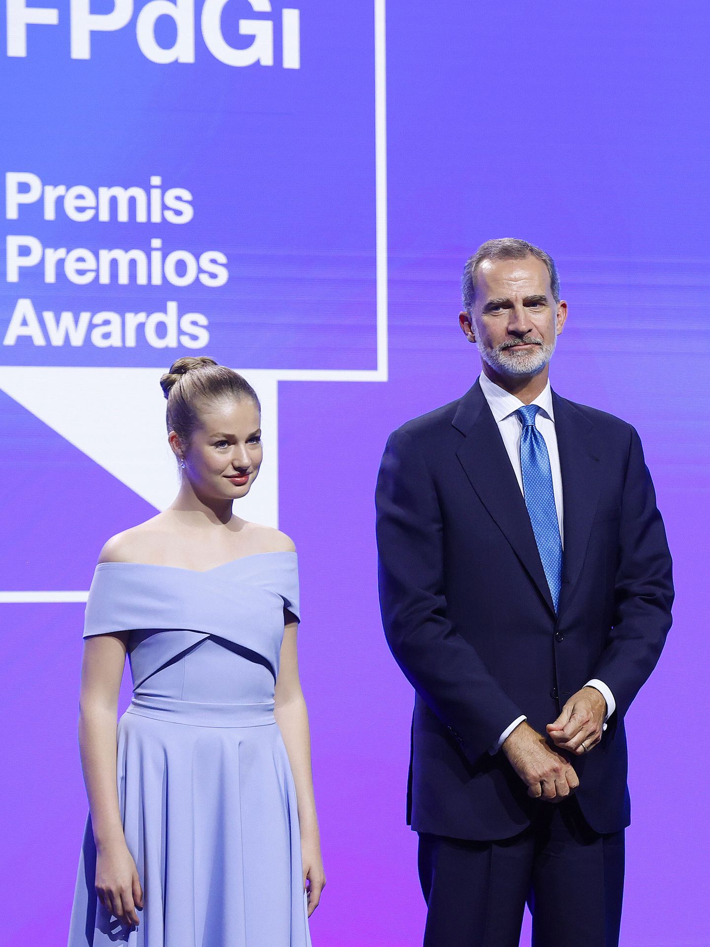 El rey Felipe, junto a su hija Leonor en la entrega de los Premios Princesa de Girona. (EFE/Toni Albir)