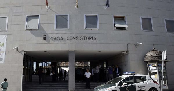 Foto: Agentes de la Guardia Civil registran la sede del ayuntamiento de la localidad madrileña de Parla. (EFE)