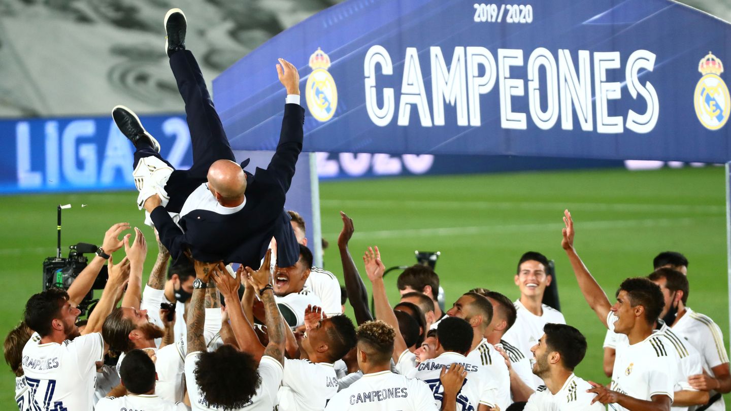 Los jugadores del Real Madrid mantean a Zidane en el césped del estadio Alfredo Di Stéfano. (EFE)