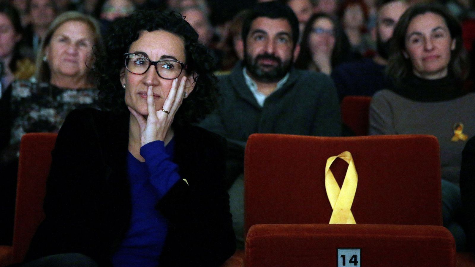 Foto: La secretaria general de ERC y número dos en la lista, Marta Rovira, junto a un asiento vacío dedicado al exvicepresidente de la Generalitat encarcelado, Oriol Junqueras. (EFE)