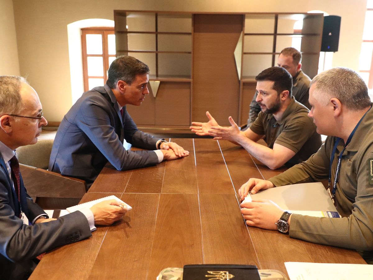 Foto: El presidente del Gobierno, Pedro Sánchez, durante un encuentro en Moldavia con el presidente de Ucrania, Volodímir Zelenski. (EFE/Fernando Calvo)