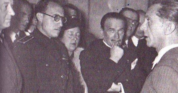 Foto: Ernesto Giménez Caballero (con gafas), junto a Goebbels (derecha).