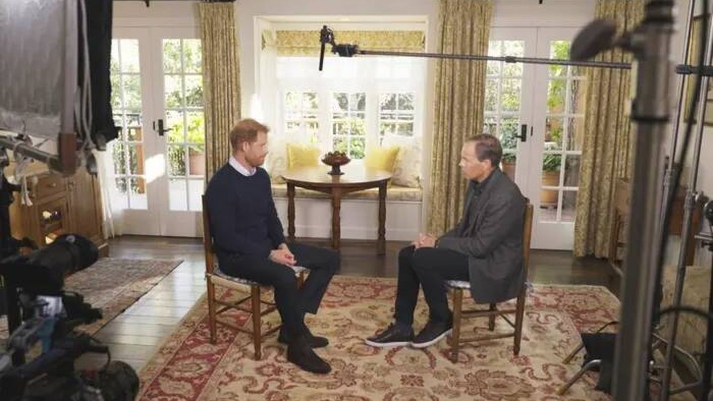 El príncipe Harry, junto al presentador de la ITV Tom Bradby. (ITV)