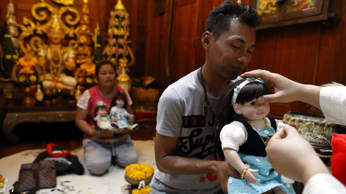 ¿Restaurantes y cines para muñecas? Las extrañas figurillas que arrasan en Tailandia