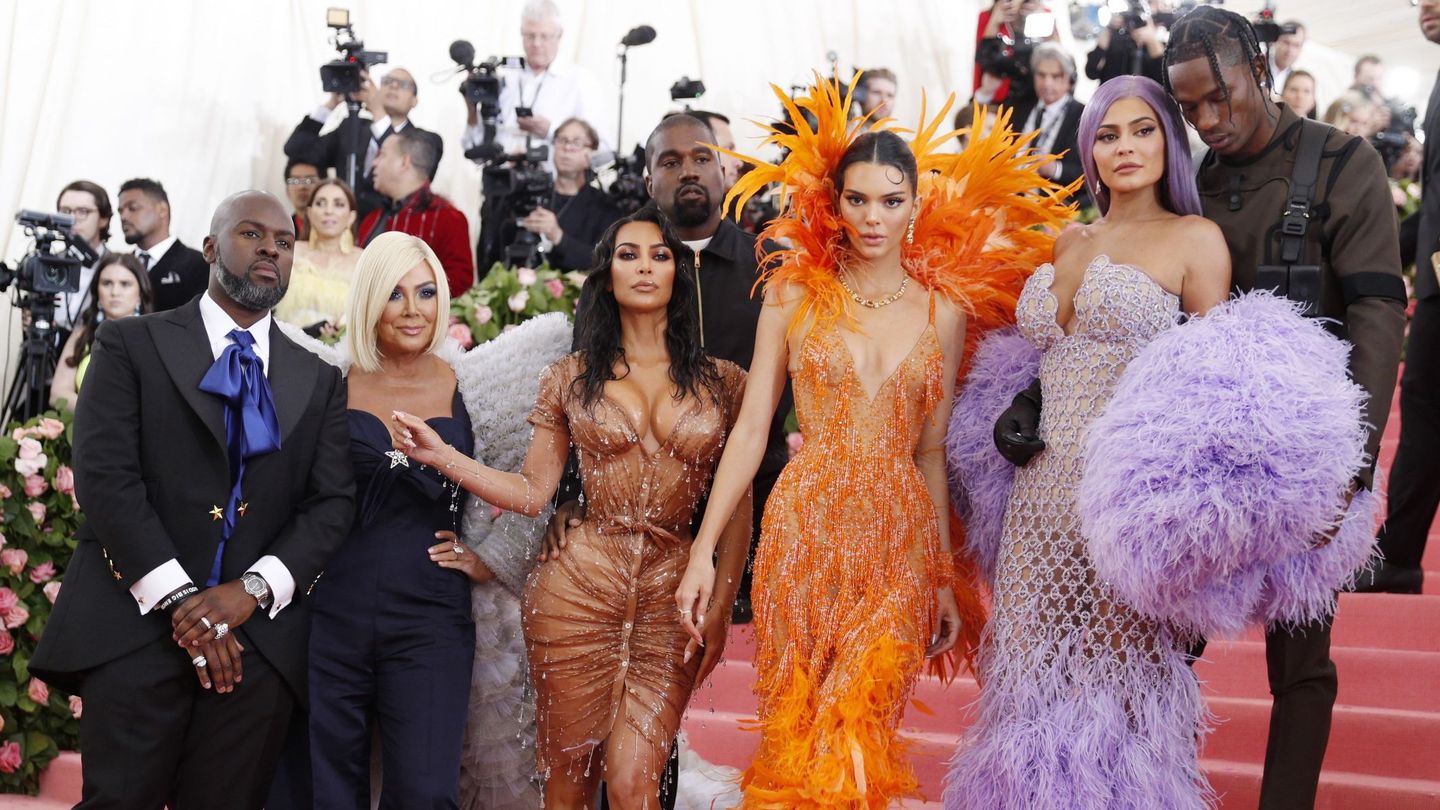 Corey Gamble, Kris Jenner, Kim Kardashian West, Kanye West, Kendall Jenner, Kylie Jenner y Travis Scott,  en la gala MET de 2019.