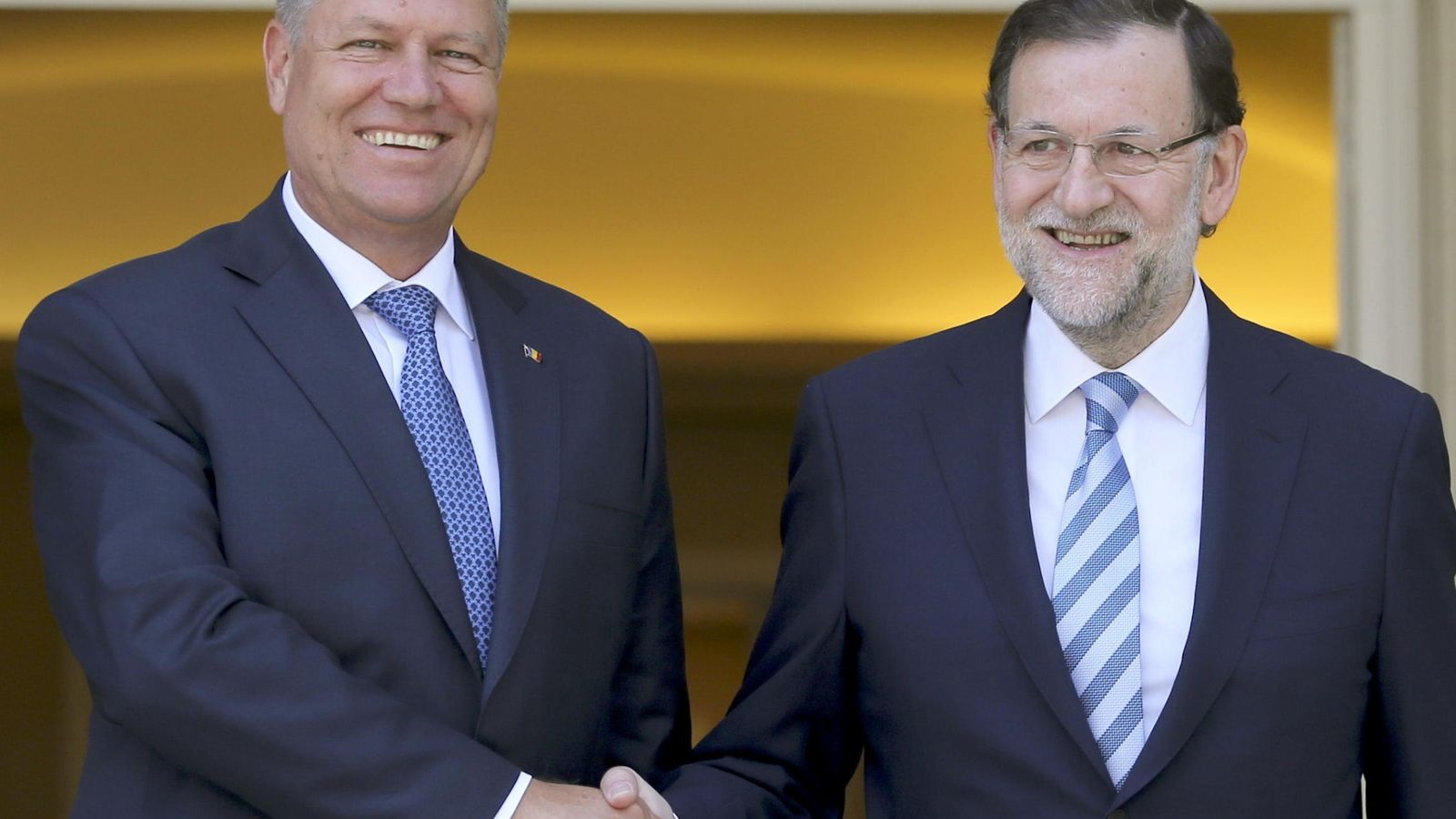 Foto: El presidente del Gobierno, Mariano Rajoy, ha recibido hoy en el Palacio de la Moncloa al presidente de Rumanía. (Efe)