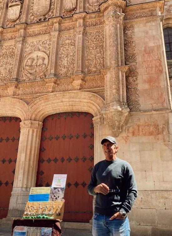 Manuel Díaz, delante de la Universidad de Salamanca. (Instagram/@elcordobesoficial)