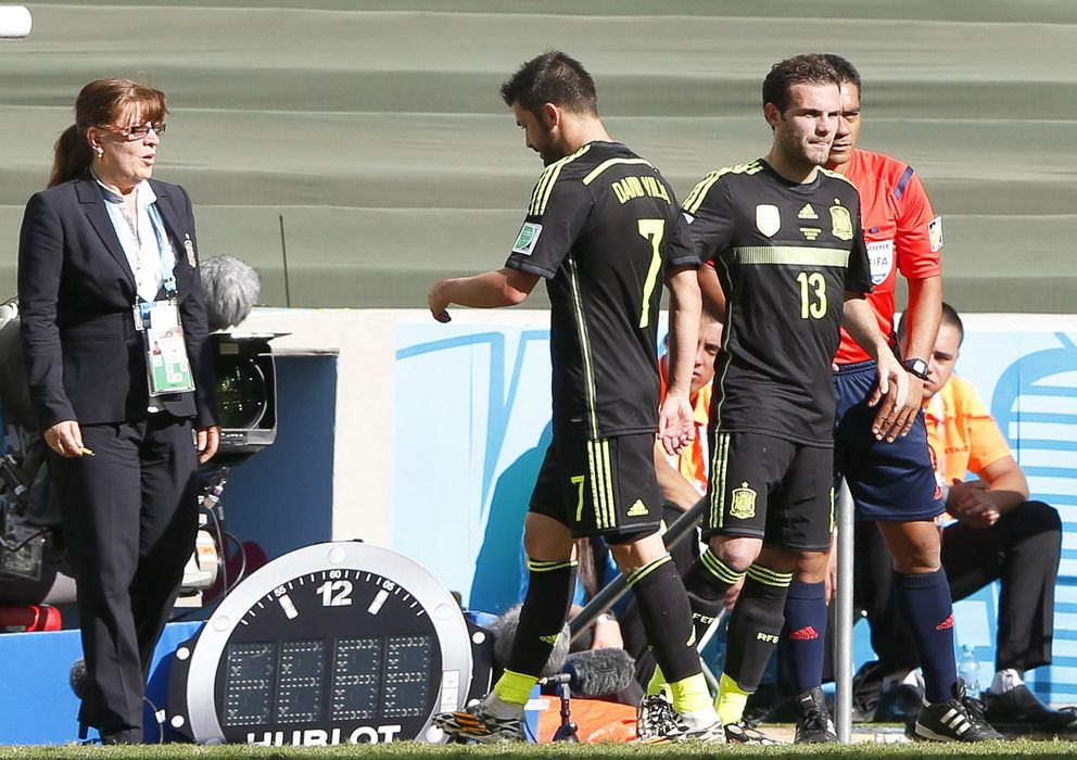 Foto: David Villa abandona el campo en su último partido con la Roja (EFE)