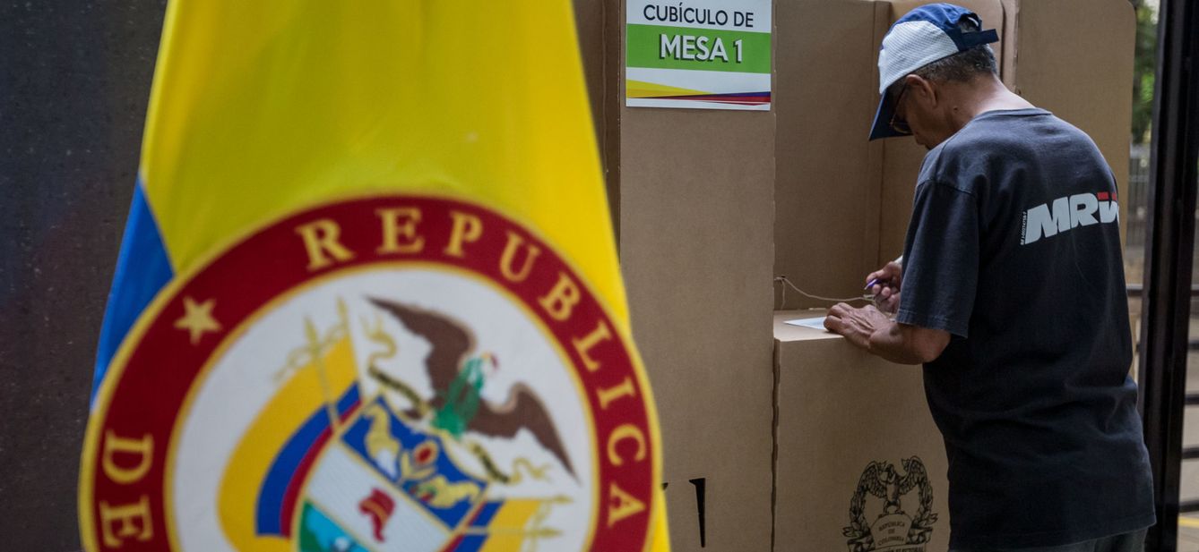 Un señor vota en Colombia. (Reuters)