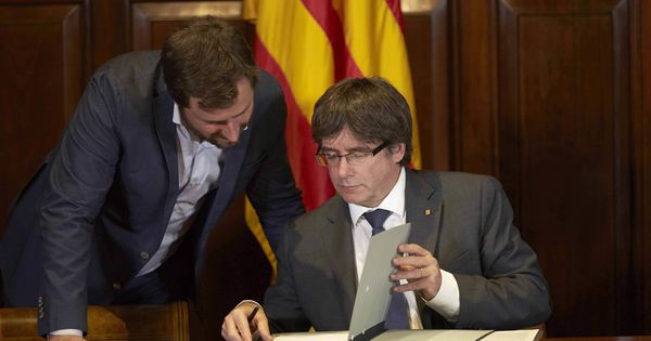 Foto:  El presidente de la Generalitat, Carles Puigdemont (d), acompañado por el coseller de sanidad Antoni Comin, el pasado septiembre. (EFE)