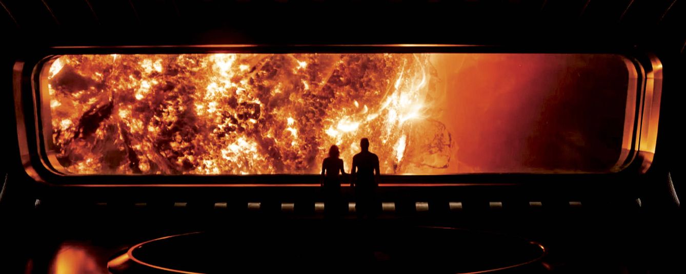 Fotograma de 'Passengers', en la que Chris Pratt y Jeniffer Lawrence interpretan a dos pasajeros que viajan a un planeta lejano en una nave que transporta miles de personas. 