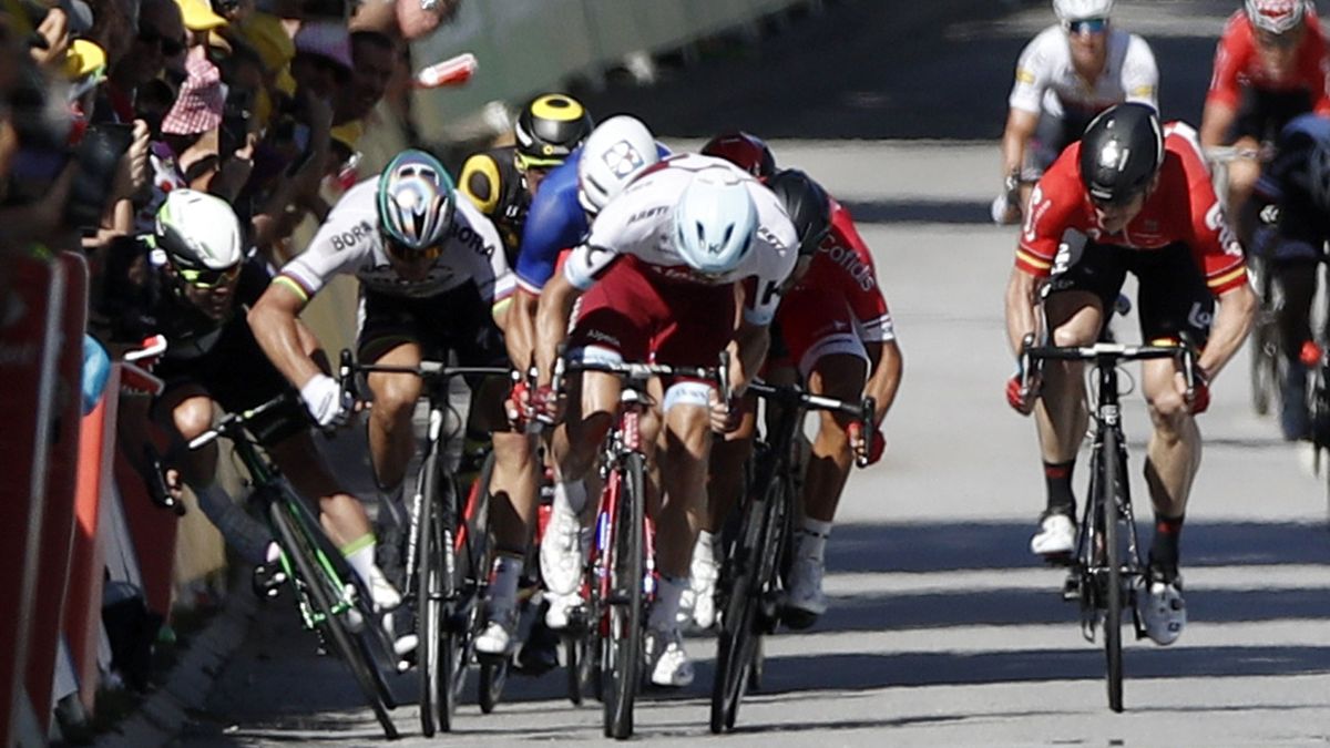 Peter Sagan es expulsado del Tour de Francia tras un sucio codazo a Cavendish