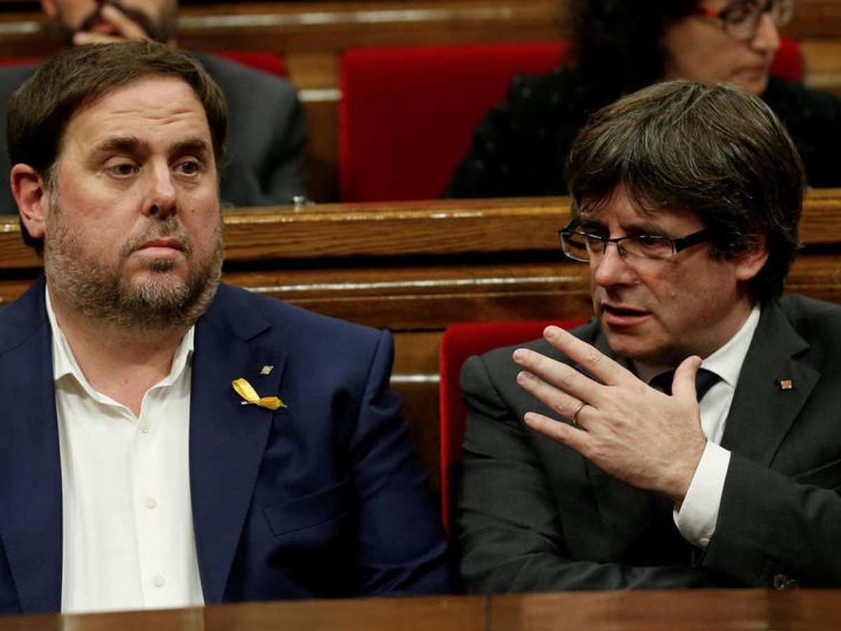 Foto: El expresidente catalán, Carles Puigdemont, y el exvicepresidente, Oriol Junqueras, en una imagen de archivo de 2017. (Reuters)