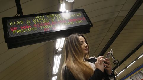 Cargar el móvil en el tren o un sitio público no es seguro: así se 'hackean'
