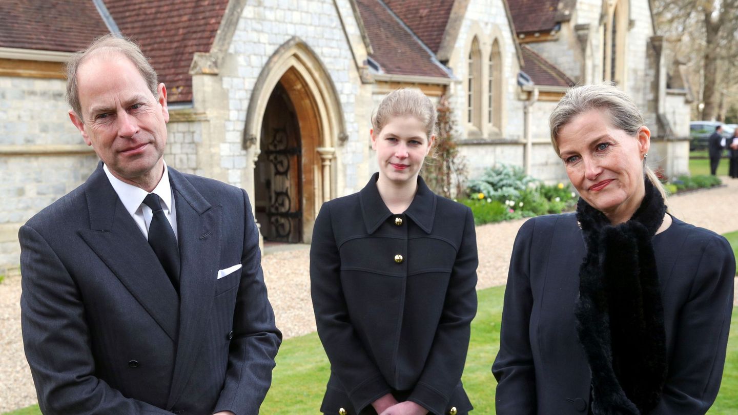 El príncipe Eduardo, junto a su mujer y su hija tras asistir a una misa por el duque. (Reuters)