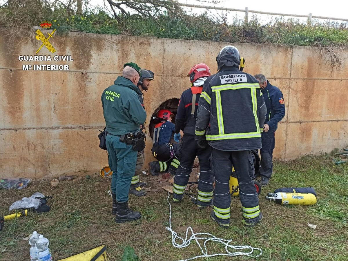 Foto: Guardia Civil y bomberos tratando de rescatar a la persona atrapada. (Guardia Civil)